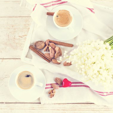 Espresso, kalp ve buket çiçek