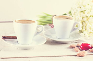 Espresso, kalp ve buket çiçek