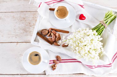 Espresso, kalp ve buket çiçek