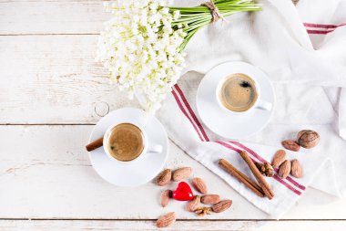 Espresso, kalp ve buket çiçek