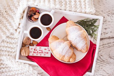 Espresso, fındık ve kruvasan