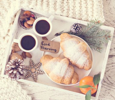 Espresso, fındık ve kruvasan