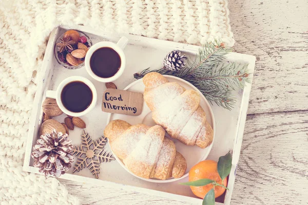 Café expreso, nueces y croissants — Foto de Stock