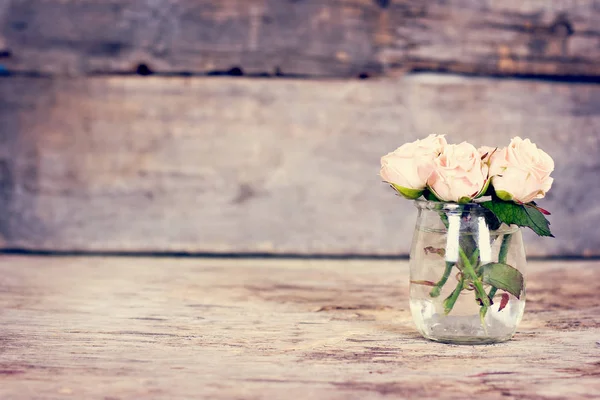 Un pequeño ramo de rosas rosadas —  Fotos de Stock