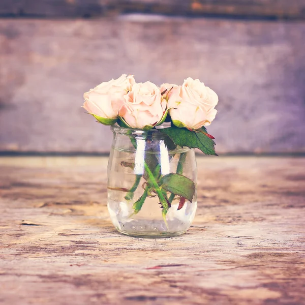 Un pequeño ramo de rosas rosadas —  Fotos de Stock