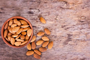 Eski ahşap bir kasede badem