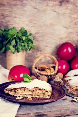 Elma ve fındık ile Strudel.