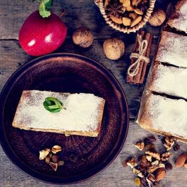 Elma ve fındık ile Strudel.