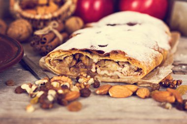 Elma ve fındık ile Strudel.