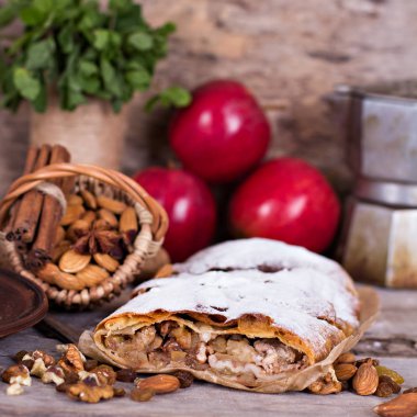 Elma ve fındık ile Strudel.