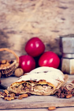 Elma ve fındık ile Strudel.