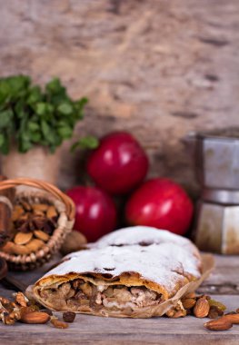 Elma ve fındık ile Strudel.