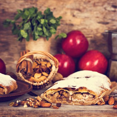 Elma ve fındık ile Strudel.