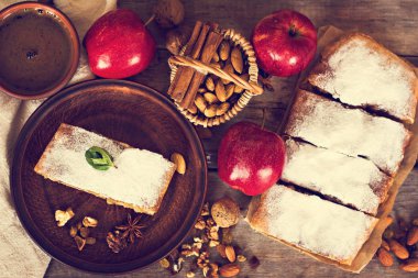 Elma ve fındık ile Strudel.