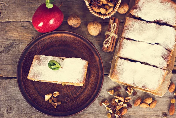 Strudel mit Äpfeln und Nüssen. — Stockfoto