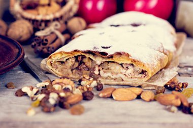 Elma ve fındık ile Strudel.