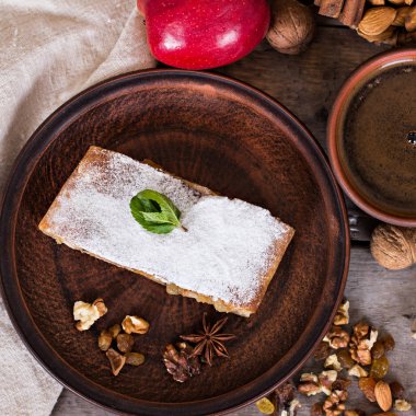 Elma ve fındık ile Strudel.