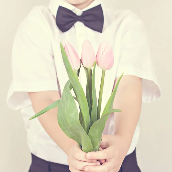 子供たちの手の春の花の花束 — ストック写真