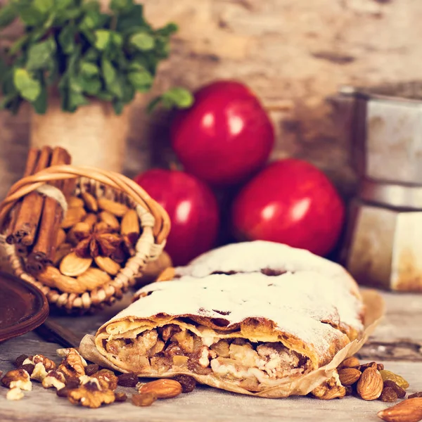 Elma ve fındık ile Strudel.