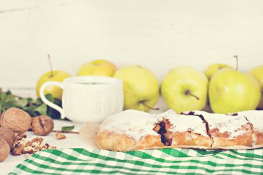 Elma ve fındık ile Strudel.