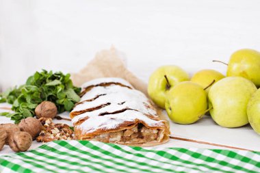 Elma ve fındık ile Strudel.