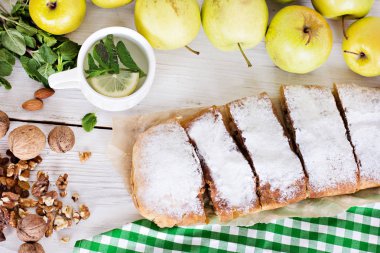 Elma ve fındık ile Strudel.