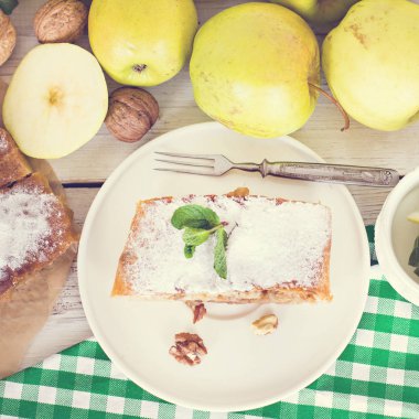 Elma ve fındık ile Strudel.