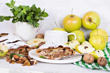 Elma ve fındık ile Strudel.