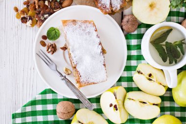 Elma ve fındık ile Strudel.