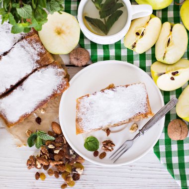 Elma ve fındık ile Strudel.