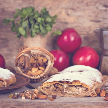 Elma ve fındık ile Strudel.