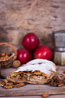 Elma ve fındık ile Strudel.