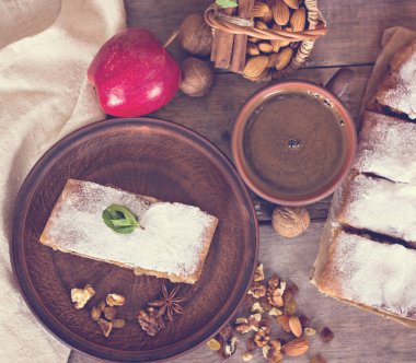 Elma ve fındık ile Strudel.