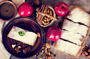 Elma ve fındık ile Strudel.