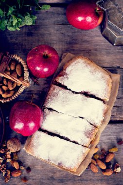 Elma ve fındık ile Strudel.
