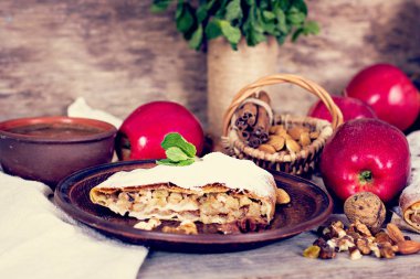 Elma ve fındık ile Strudel.