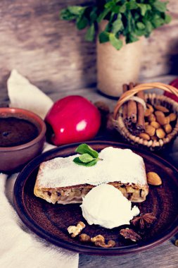 Elma ve fındık ile Strudel.