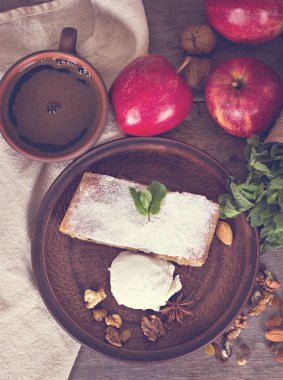 Elma ve fındık ile Strudel.