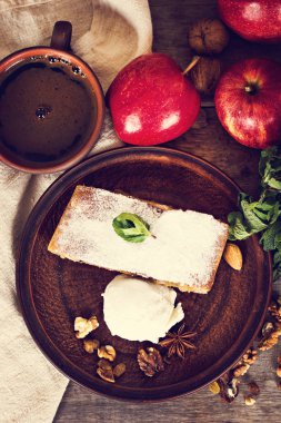 Elma ve fındık ile Strudel.