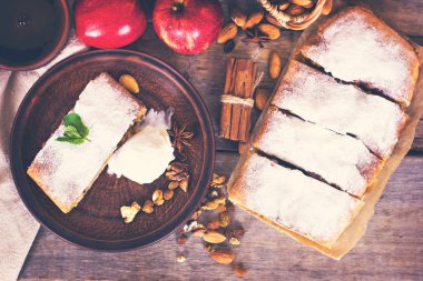 Elma ve fındık ile Strudel.