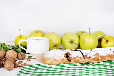 Elma ve fındık ile Strudel.