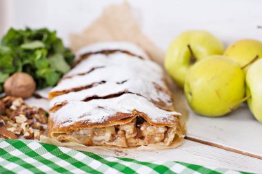 Elma ve fındık ile Strudel.