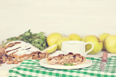 Elma ve fındık ile Strudel.