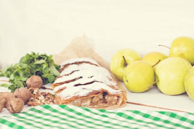 Elma ve fındık ile Strudel.