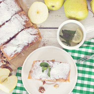 Elma ve fındık ile Strudel.