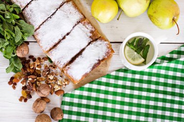 Elma ve fındık ile Strudel.