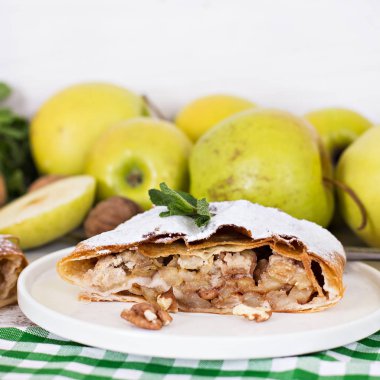 Elma ve fındık ile Strudel.