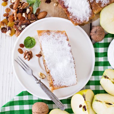 Elma ve fındık ile Strudel.
