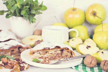 Elma ve fındık ile Strudel.