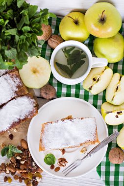 Elma ve fındık ile Strudel.